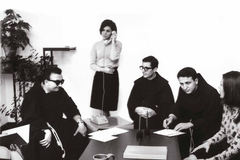 Padre Eligio in un'immagine dei primi anni di Telefono Amico