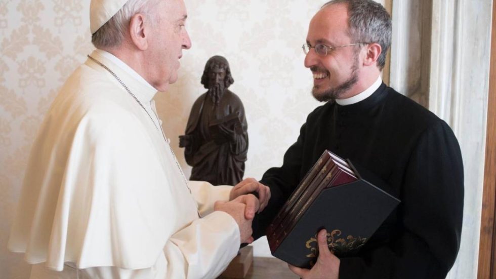 Monsignor Flavio Pace con papa Francesco (da Vatican News) 