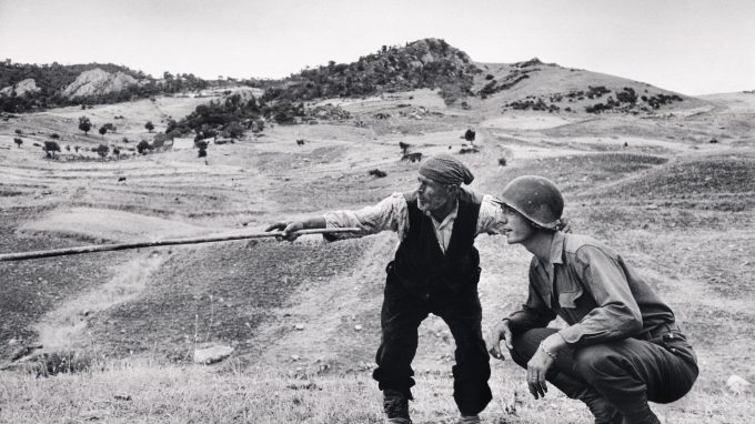 Robert Capa, il fotografo che ha “ritratto” la guerra, amando la pace