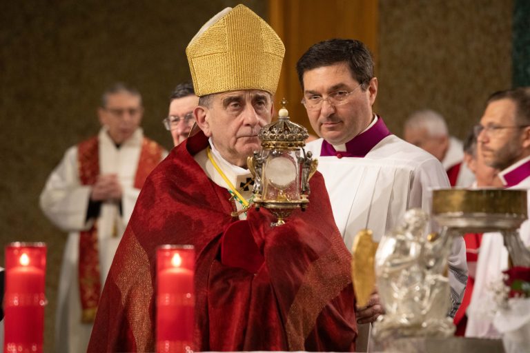 L'Arcivescovo con il Santissimo (Agenzia Fotogramma)