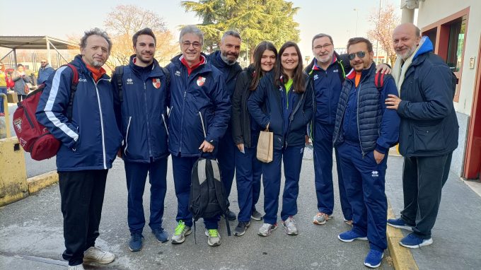 Raimondi (terzo da destra) con tutto gli istruttori sportivi del carcere di Monza
