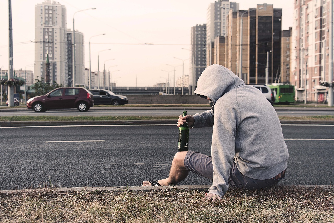Milano, un nuovo talk: la dipendenza da alcol di chi vive in strada