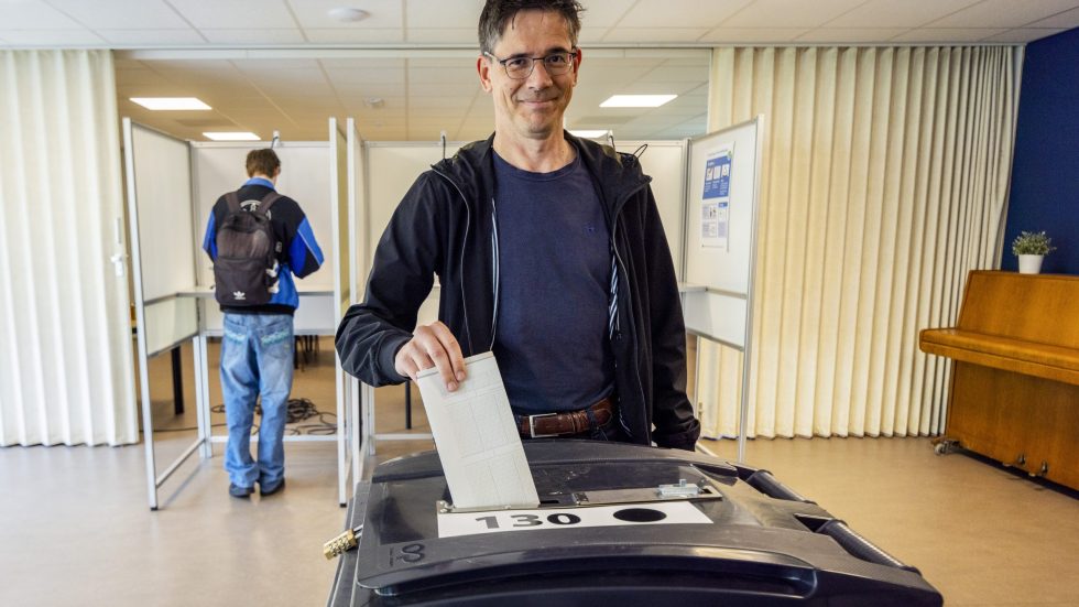 1717689555817_20240606_EP-169754A_RMF_EG_01-scaled Un elettore ai seggi (foto Parlamento europeo)