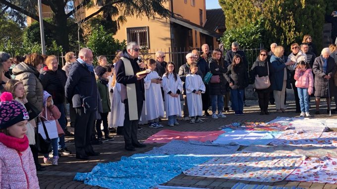 Carnago, la fede entra nei luoghi del quotidiano