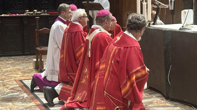 Delpini ai membri del clero defunti: «Grazie per avere detto il vero»