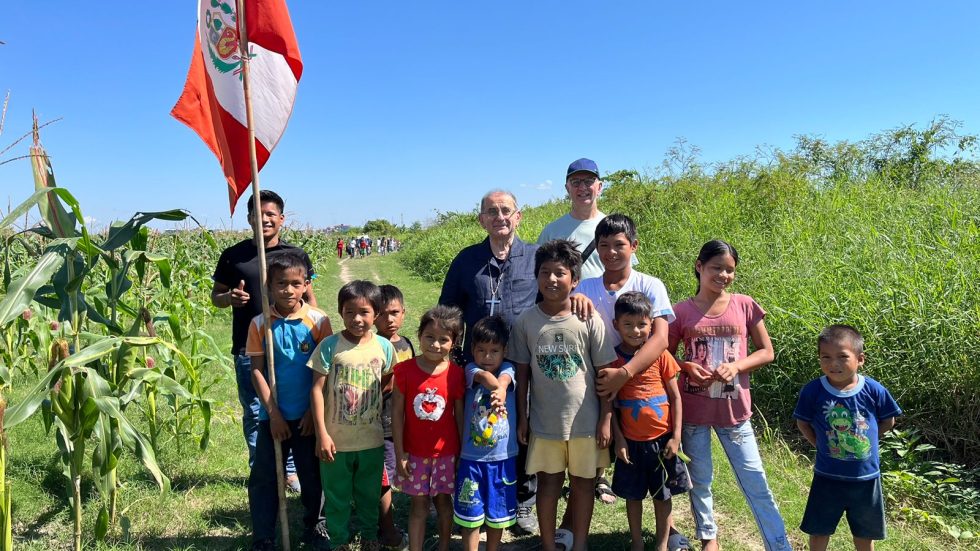 L'Arcivescovo con alcuni abitanti della regione amazzonica del Perù