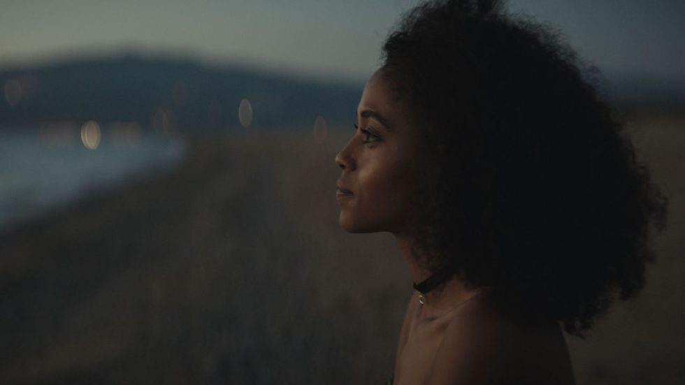 Madame Luna Una donna che osserva il mare dalla spiaggia