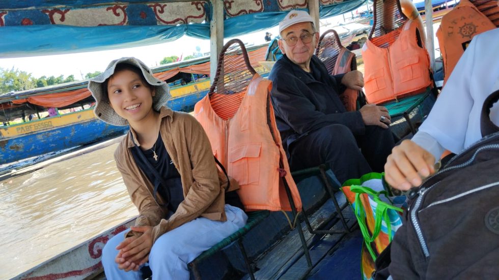 Trasferimento nel caratteristico moto-taxi e attraversamento del grande fiume Ucayali che da il nome anche alla Regione il maggiore affluente del Rio L'Arcivescovo durante la traversata del fiume