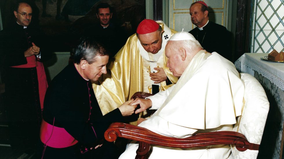 pallio 1 Monsignor Angelo Pirovano (a sinistra) accompagna il cardinale Dionigi Tettamanzi da papa Giovanni Paolo II in occasione della consegna del Pallio di Arcivescovo di Milano (Castel Gandolfo, 24 settembre 2002)