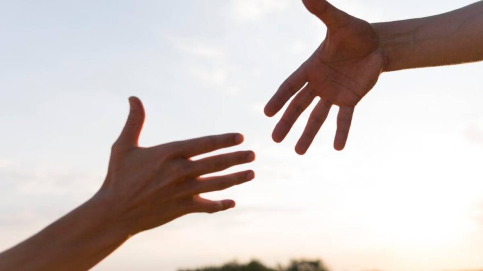 persone-che-vogliono-prendersi-per-mano_23-2148698842