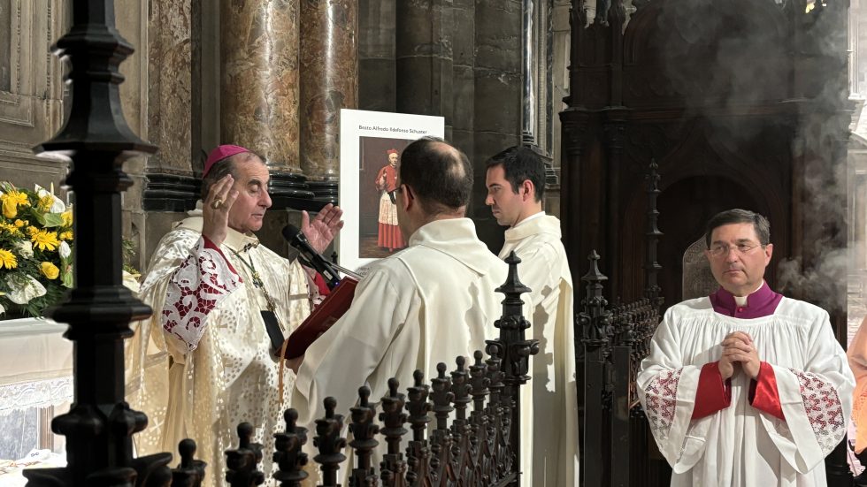 Sulla tomba del beato Schuster