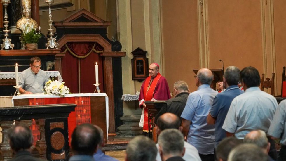 DEE_INVESTITURA_PARROCI_PRESBITERI_FOTOGRAMMA_DESIO_092024_102 Il giuramento di uno dei nuovi parroci (Agenzia Fotogramma)