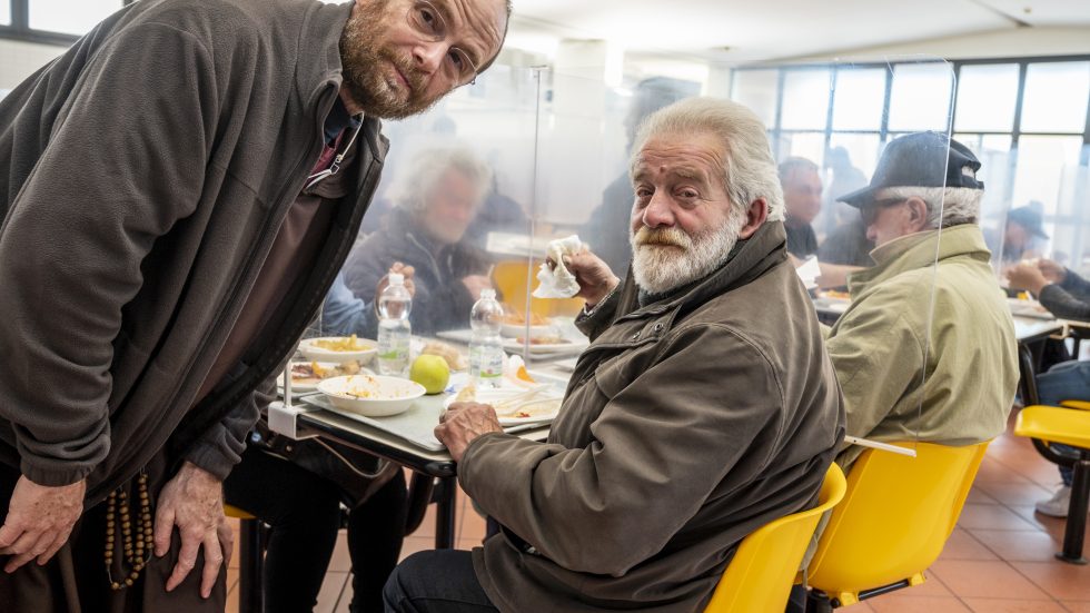 Fra Marcello Longhi, Presidente Osf, e uno degli ospiti della mensa