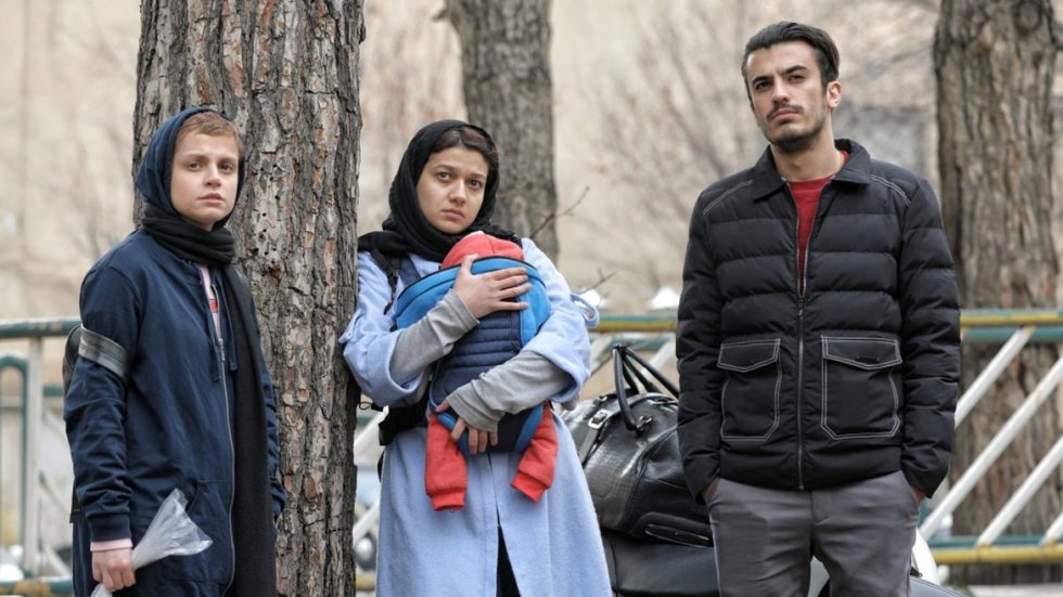 la bambina segreta una donna e due uomini in un bosco