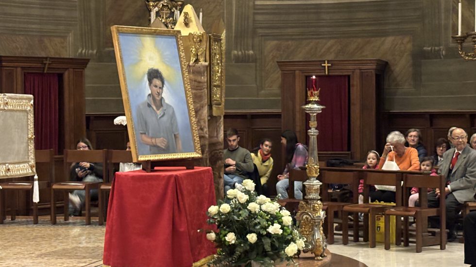 Acutis serata Il ritratto di Carlo Acutis esposto nella parrocchia di Santa Maria Segreta a Milano durante la Notte dei Santi (Agenzia Fotogramma)