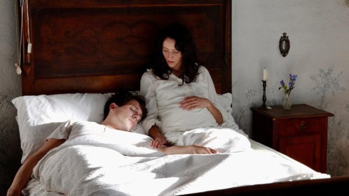 Nel cuore delle Alpi, l’esistenza scorre all’ombra della guerra