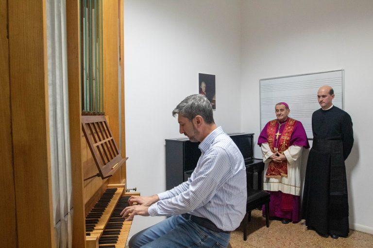 L'Arcivescovo ascolta l'esecuzione di un docente del Piams (Agenzia Fotogramma)