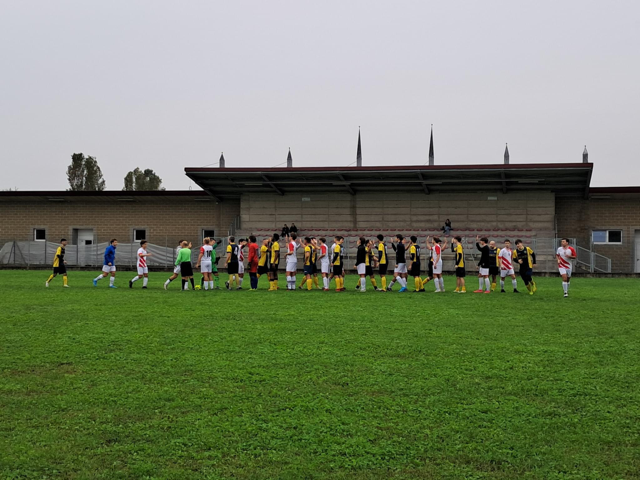 Lo schieramento a ranghi alternati prima di una partita dell'Asd Barbarigo