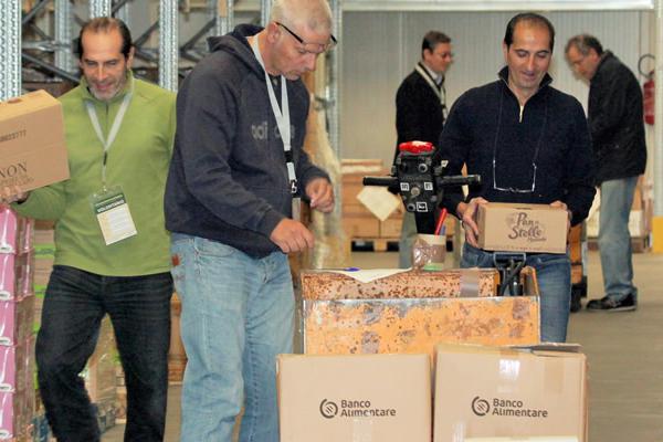 2 I volontari del Banco Alimentare al lavoro
