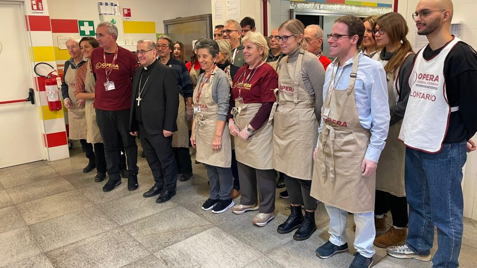 Natale 2024 3 L'Arcivescovo con operatori, volontari e ospiti