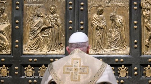 Il Papa apre la Porta Santa: «Portiamo speranza nei luoghi profanati da violenze»