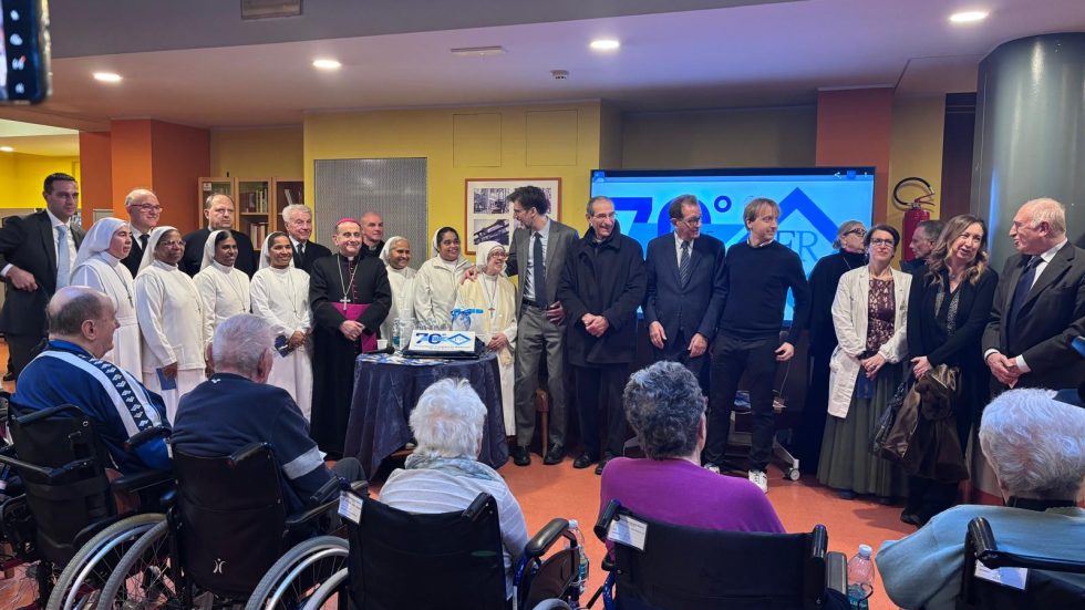 Delpini Rsa Perini Rho L'Arcivescovo con personale e ospiti della Rsa