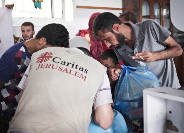 Gaza_CarJer3 Operatori di Caritas Gerusalemme distribuiscono aiuti alimentari (foto)