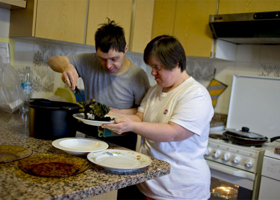 La-Fra Gli ospiti cucinano in autonomia Gli ospiti de La-Fra in cucina