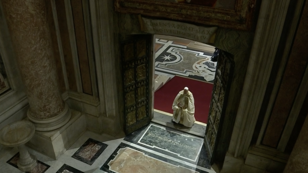 apertura-porta-santa-papa-francesco-sedia-a-rotelle