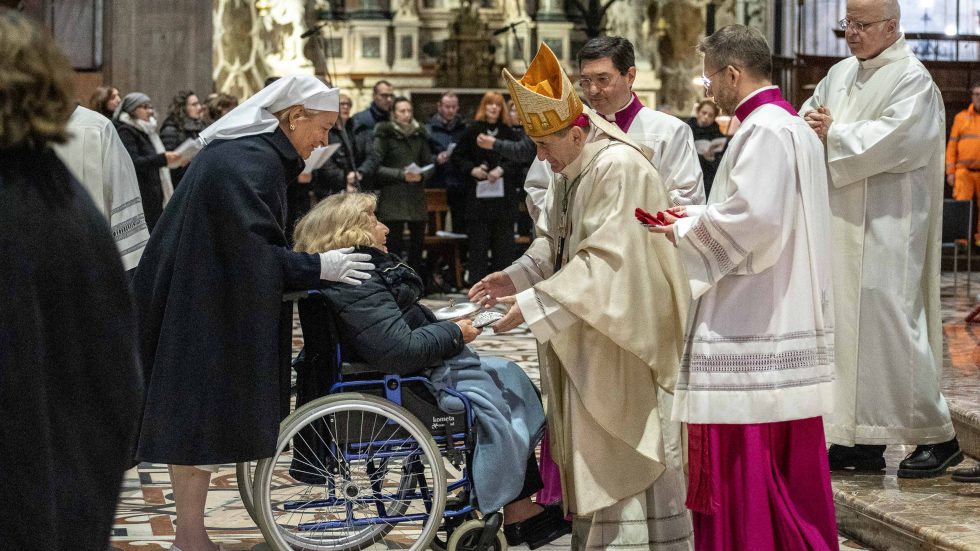 EP-Mi-02-15-25-14 L'Arcivescovo saluta una malata (Agenzia Fotogramma)