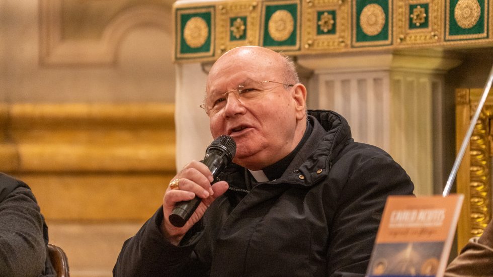 Milano, presentazione del libro su Carlo Acutis Monsignor Domenico Sorrentino; a destra il suo libro (Agenzia Fotogramma)