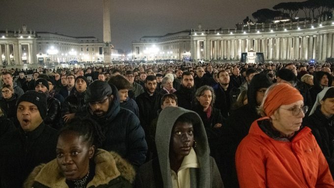 Vaticano, 24 febbraio 2025: ecita del rosario in piazza San PIet