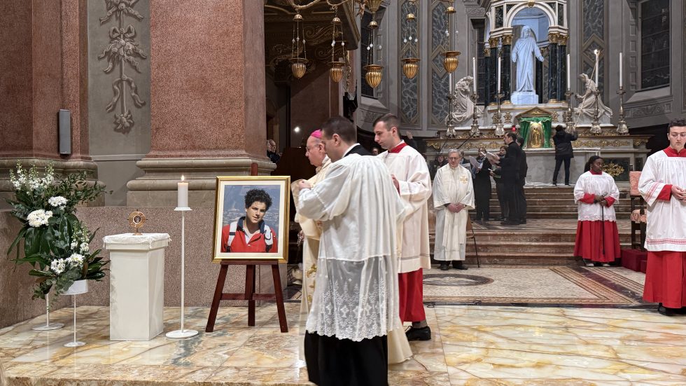 Monsignor Sorrentino in Basilica davanti alla reliquia