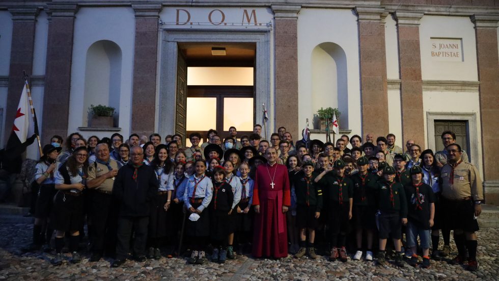 Foto di gruppo con l'Arcivescovo in occasione della Messa per il 40mo del Gruppo scout di Bisuschio
