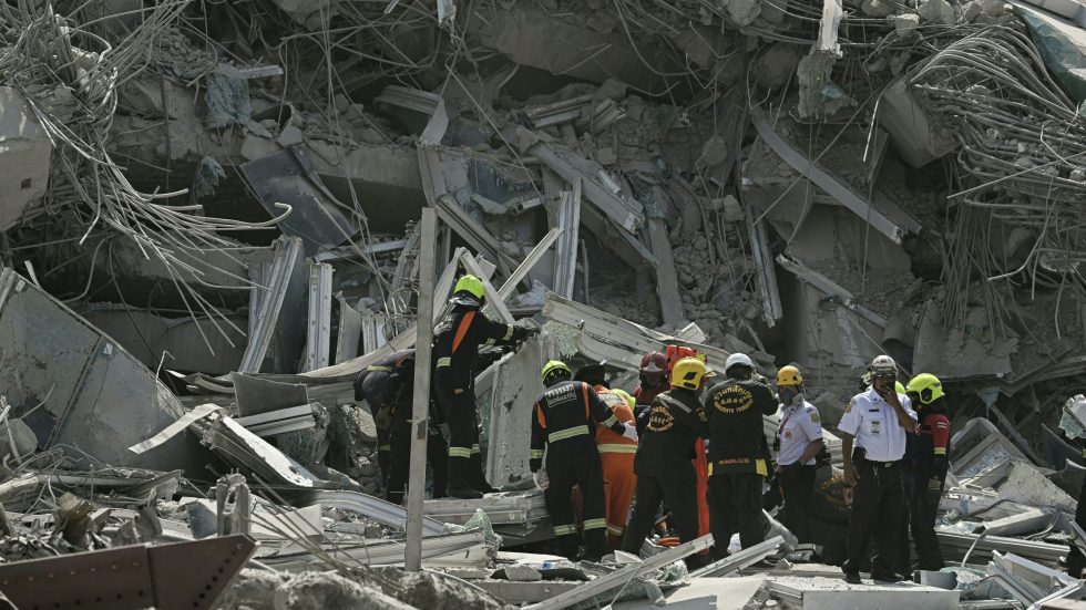 Le macerie del grattacielo crollato a Bangkok (foto Afp / Sir) Le macerie del grattacielo crollato a Bangkok (foto Afp / Sir)