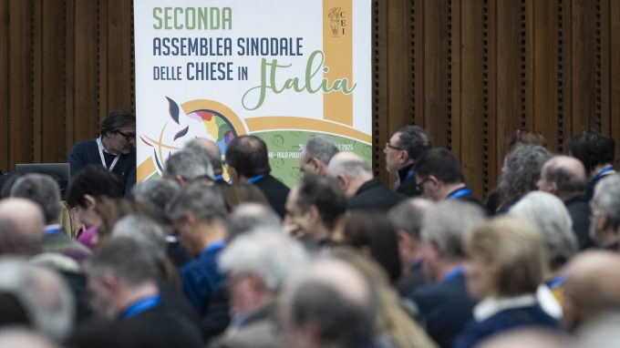Zuppi all’Assemblea sinodale: «Non ci rassegniamo davanti alla realtà malata della società»