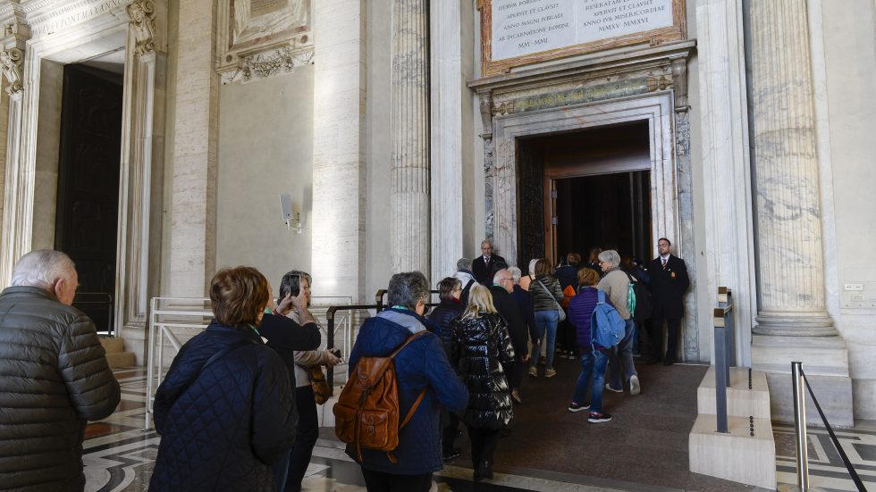 L'attraversamento della Porta Santa (Agenzia Fotogramma) 