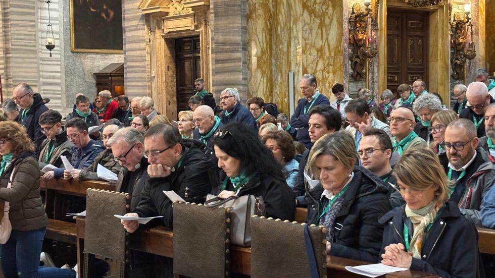 I pellegrini ambrosiani durante la liturgia