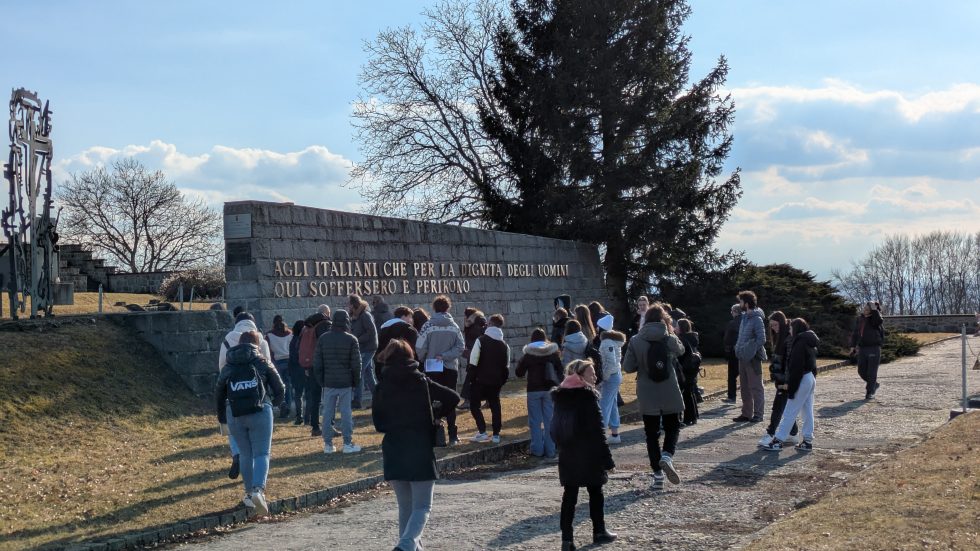 In queste foto gli studenti in corteo al Memoriale degli italiani di Mauthausen 
