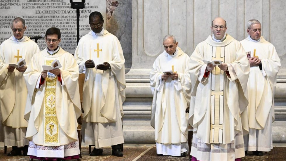 Monsignor Samuele Sangalli (sulla destra) durante la celebrazione