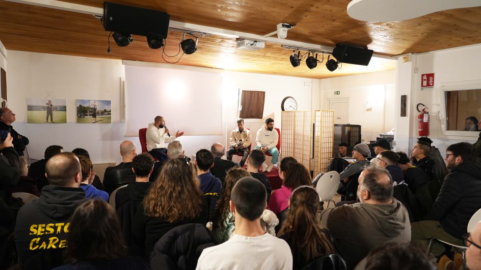 kayros – foto cherchi15 I ragazzi ascoltano le testimonianze (foto Andrea Cherchi)