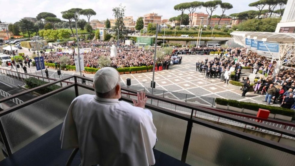 papa gemelli Papa Francesco si affaccia dal balcone del Gemelli (foto Vaticannews.va)