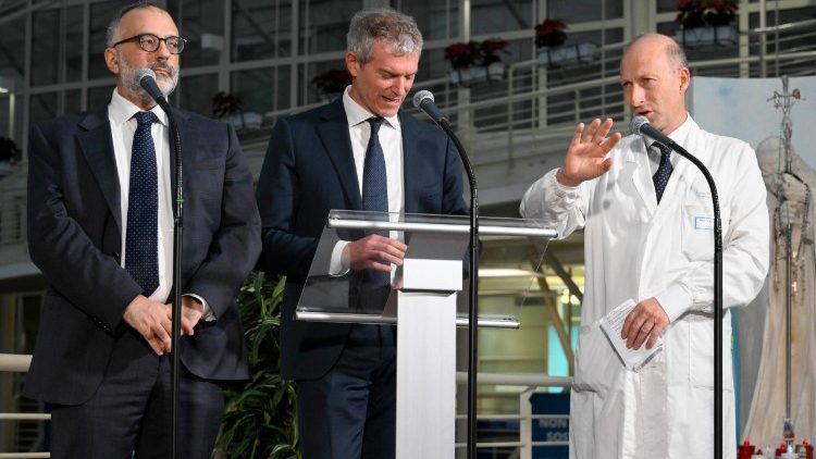 Luigi Carbone, medico referente Santo Padre, Matteo Bruni, direttore della Sala Stampa della Santa Sede e Sergio Alfieri, direttore dell’équipe che ha seguito il Papa   (VATICAN MEDIA)