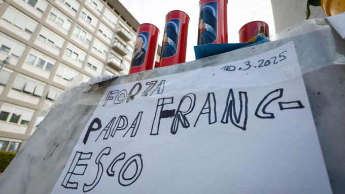 La Cei: «Nel letto del Gemelli una cattedra di unità e carità»