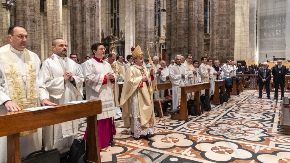 L'Arcivescovo tra i sacerdoti all'inizio della celebrazione (Agenzia Fotogramma)