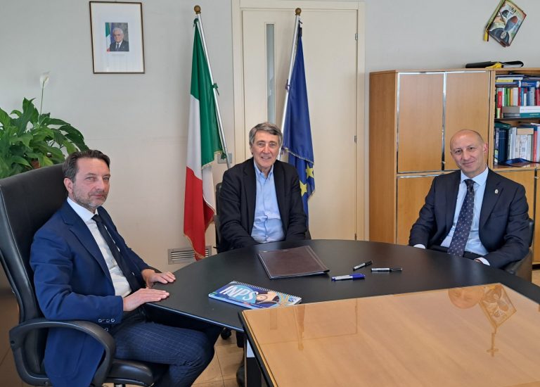 La firma dell'accordo a Lecco