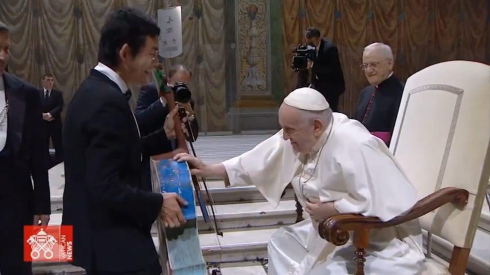 Issei Watanabe con il suo strumento da papa Francesco (foto Vatican News)