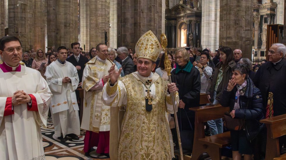 NvP1d64-5 L'Arcivescovo all'inizio della celebrazione (Agenzia Fotogramma)