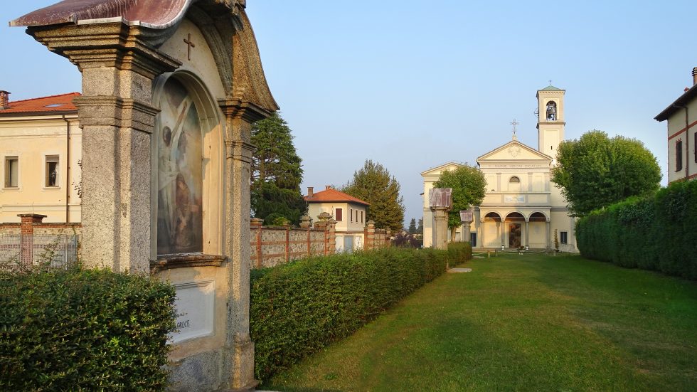Guanzate, Via Crucis sul viale delle cappelle del Santuario