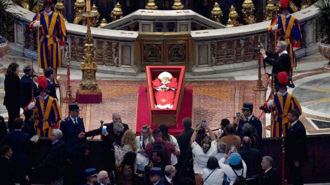 Il feretro di papa Francesco in San Pietro